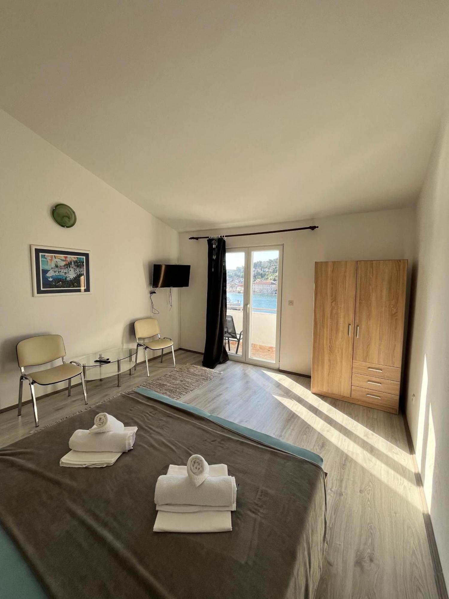 Apartments Peronja Jelsa Seafront エクステリア 写真